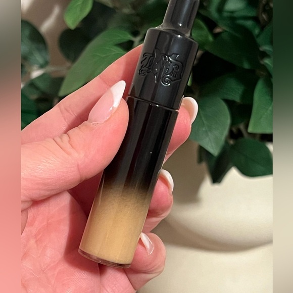 KAT VON D • GOOD APPLE • LIGHT-WEIGHT FULL-COVERAGE CONCEALER MEDIUM 131 - Picture 3 of 5